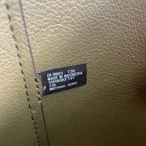 Michael Kors Kimberly 3 in 1 Crossbody Tote - Picture 5 of 16